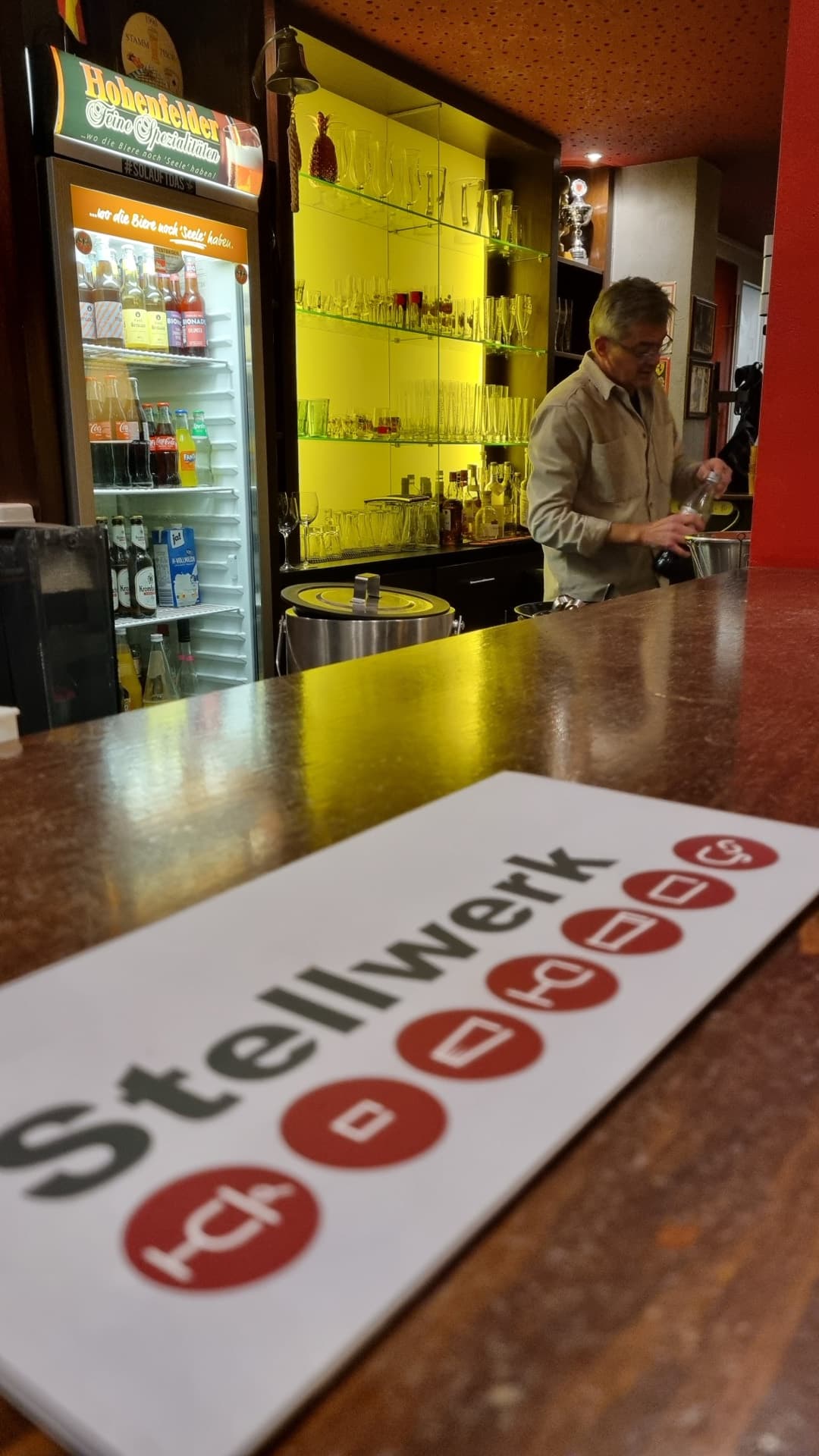 Theke mit Stellwerk-Schild in der Musikkneipe