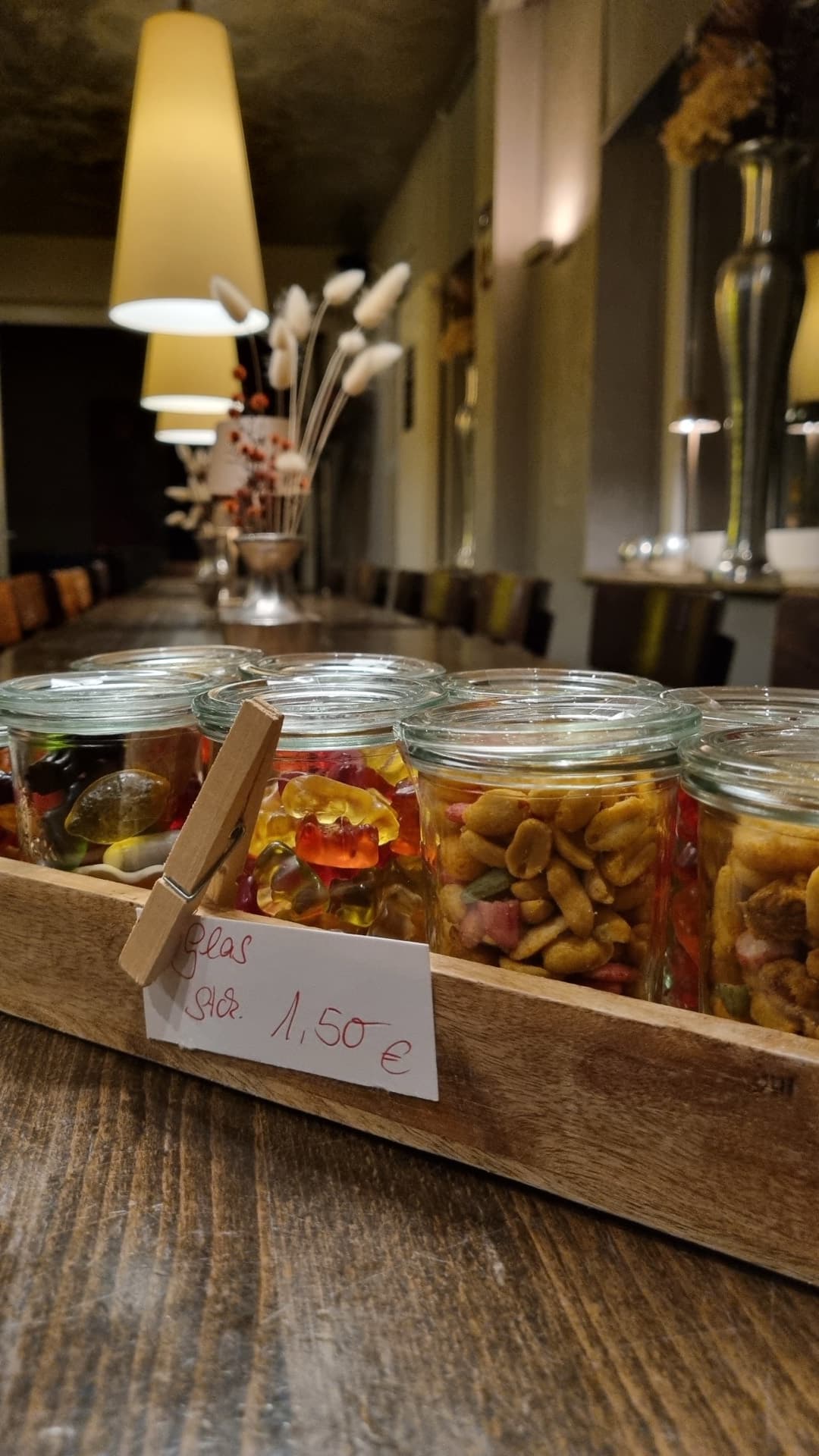 Snacks in Gläsern auf der Tafel im Stellwerk