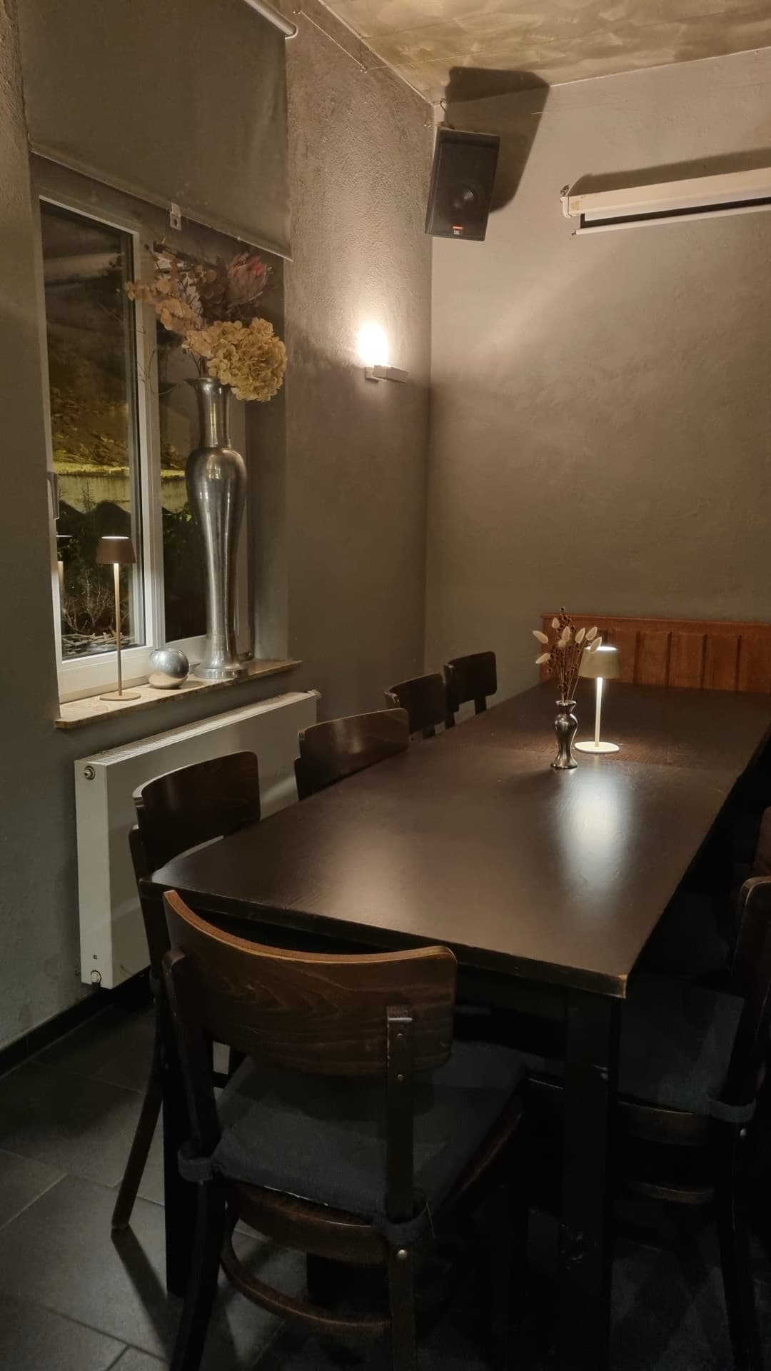 Gemütlich eingedeckter Tisch bei Kerzenschein