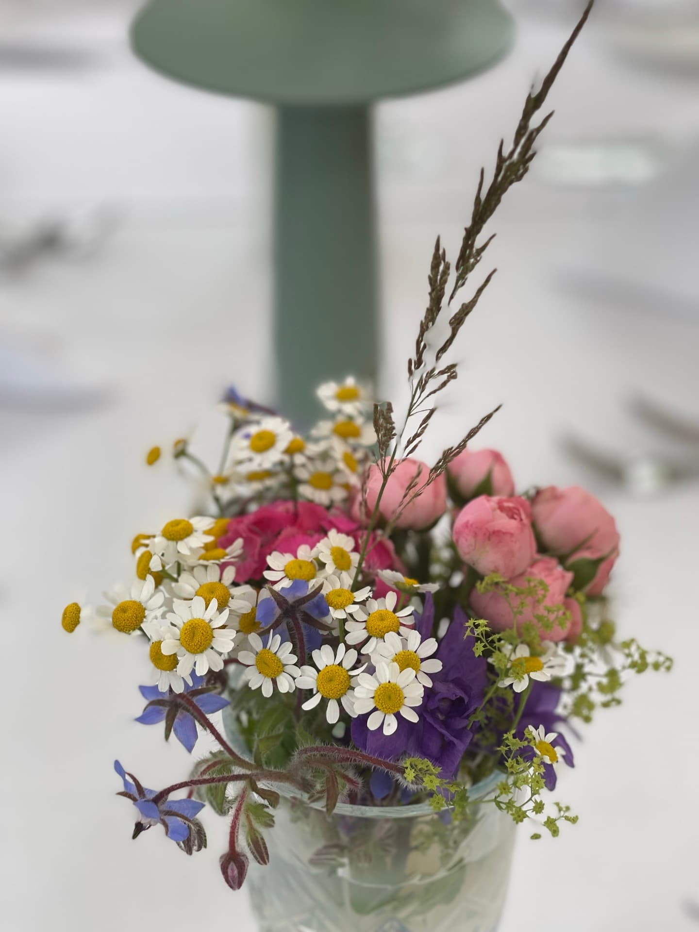 Sommerlicher Blumenstrauß als Tischdekoration
