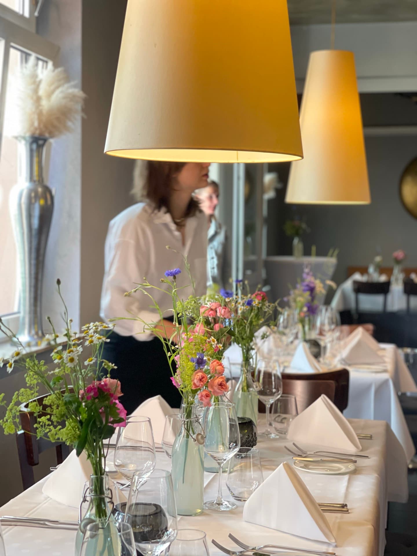 Elegant eingedeckter Tisch mit Wildblumen für eine Feier
