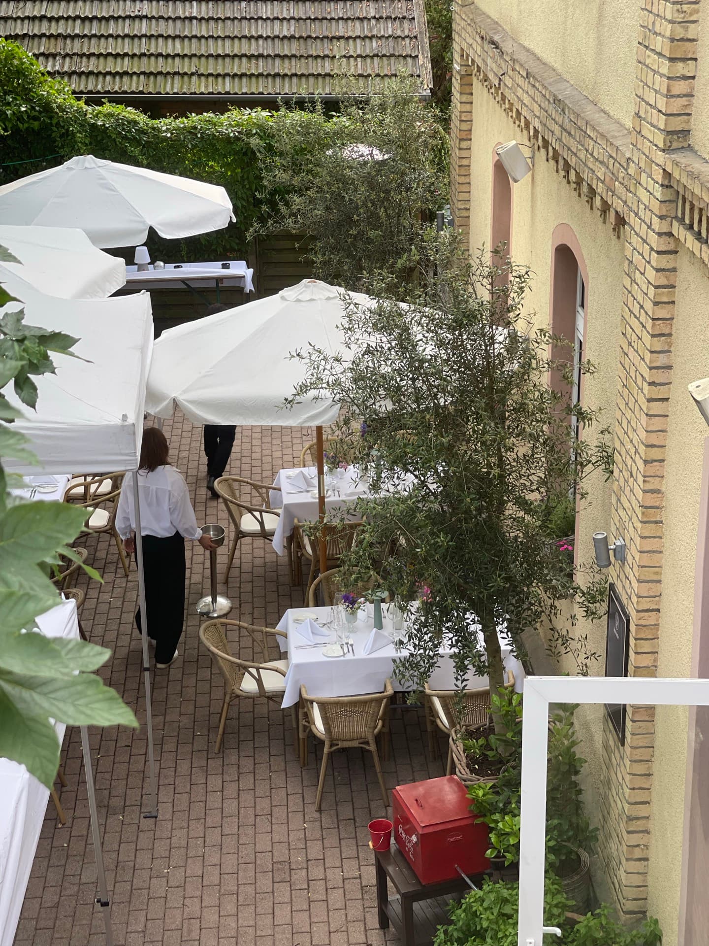 Biergarten des Stellwerk Wadersloh mit Sonnenschirmen und Backsteingebäude