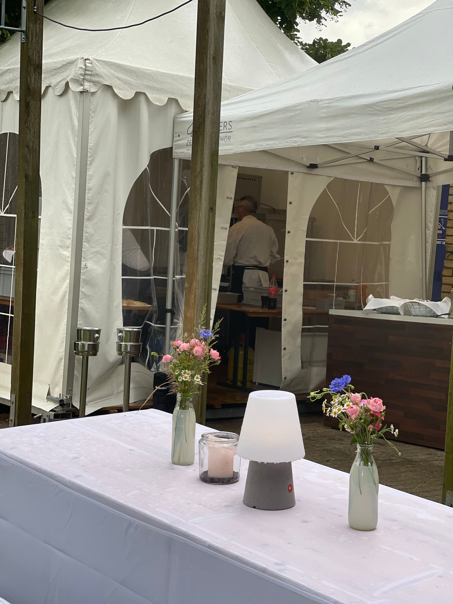 Festzelt mit Getränken und Deko im Biergarten